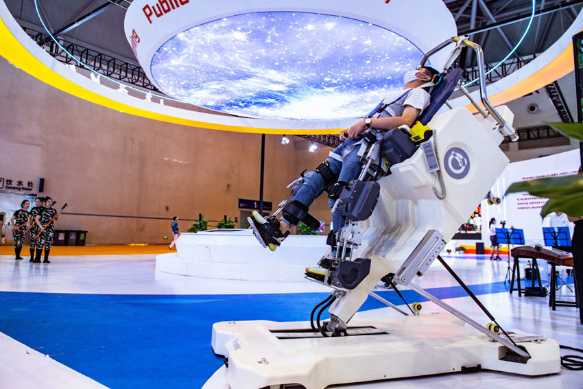 5月21日，重慶國際博覽中心，Flexbot多體位智能康復機器人亮相，可以將躺著的人“豎”起來，同時帶動傷患人士腿部外骨骼進行步態訓練。鄒樂 攝