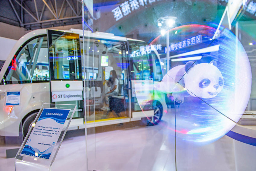 5月21日，重慶國際博覽中心，在成渝地區雙城經濟圈館，全息智能炫屏、無人駕駛迷你巴士在此展示。鄒樂攝