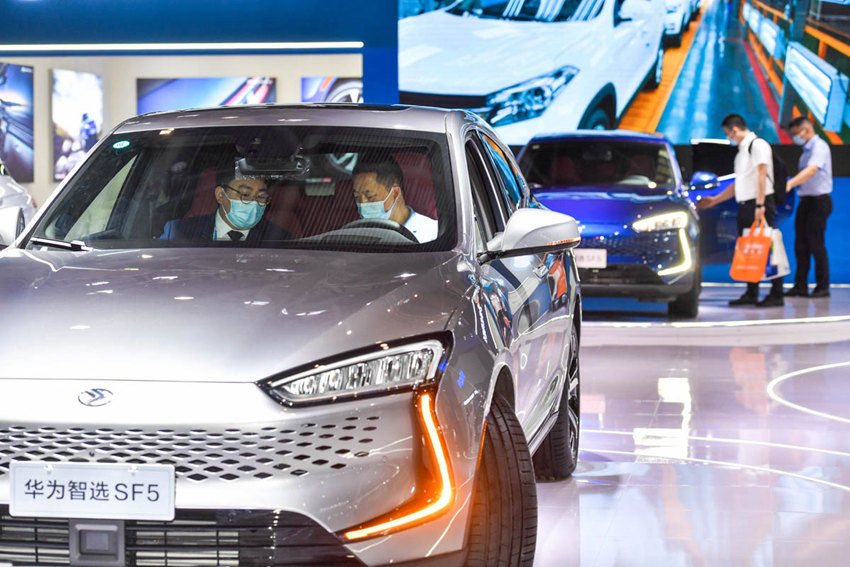 5月21日，市民在現場試駕“重慶造”新能源車型——賽力斯華為智選SF5。鄒樂攝