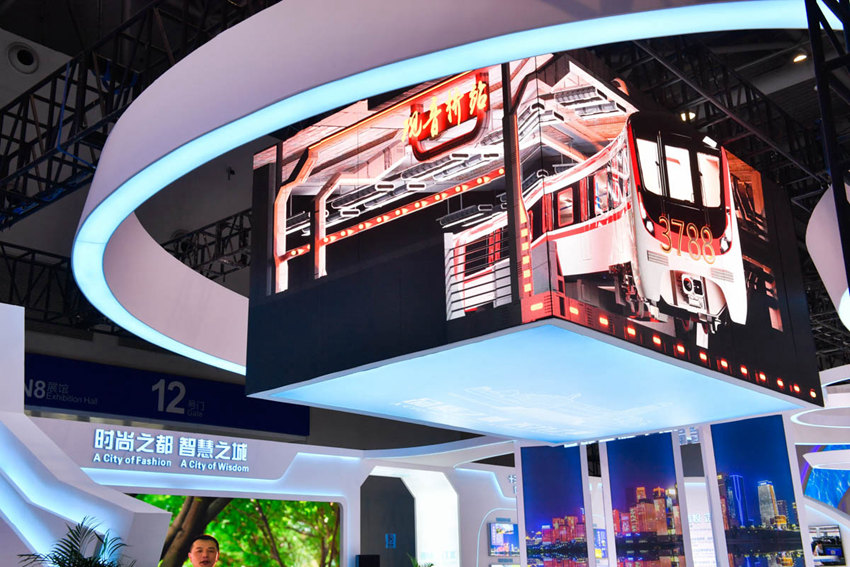 5月21日，重慶江北展廳，觀音橋裸眼3D屏幕迷你版亮相。鄒樂攝