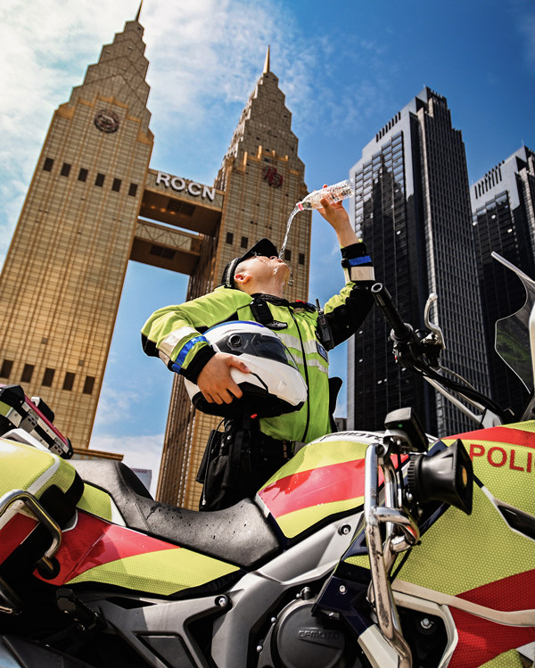 82ؑcϰ^־徯T꠆Tڹg϶aˮֱˇz