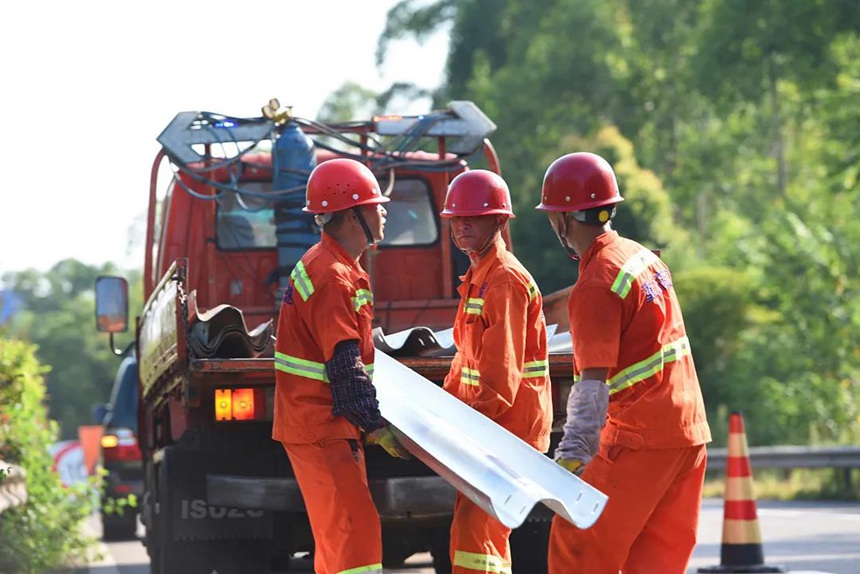 8月2日下午4時，在G42滬蓉高速進城方向，云臺養護站養護工人正在更換中分帶護欄板。重慶高速集團供圖