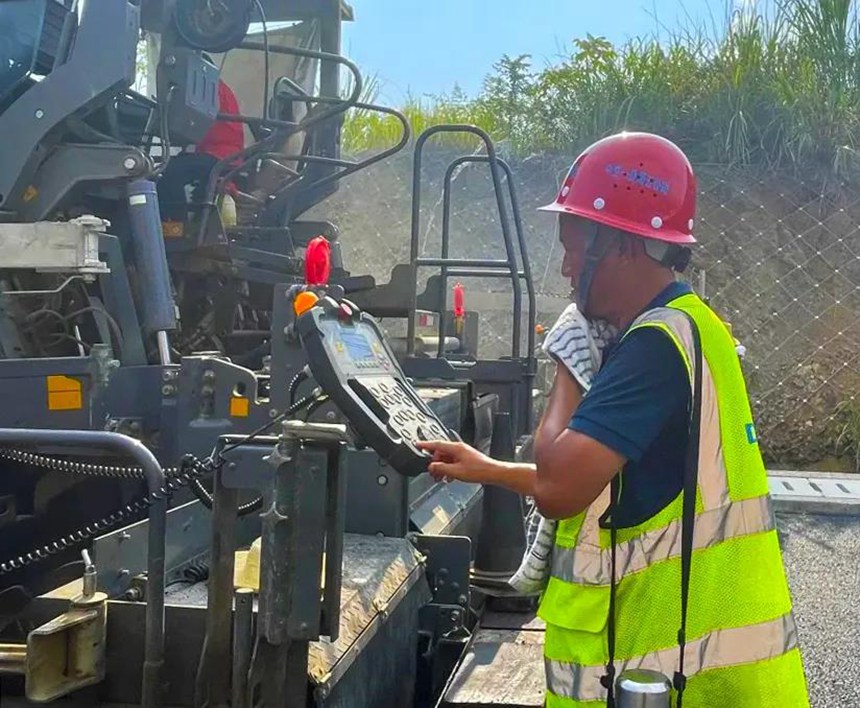 城開高速2021年通車段路面施工現場，瀝青攤鋪工人加緊施工。重慶高速集團供圖