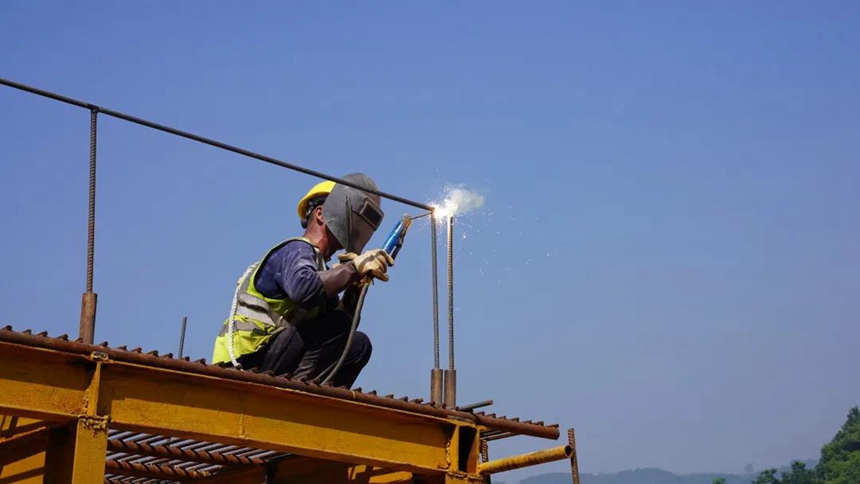 在渝湘復線永興隧道進口，工人們正在實施高空作業，緊張忙碌。重慶高速集團供圖