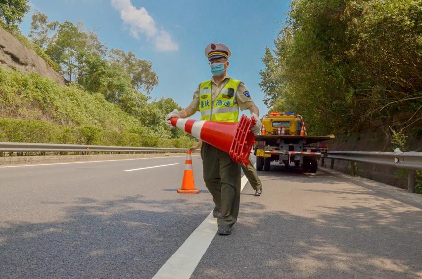 巡查救援隊員擺放錐標，確保道路安全。重慶高速集團供圖