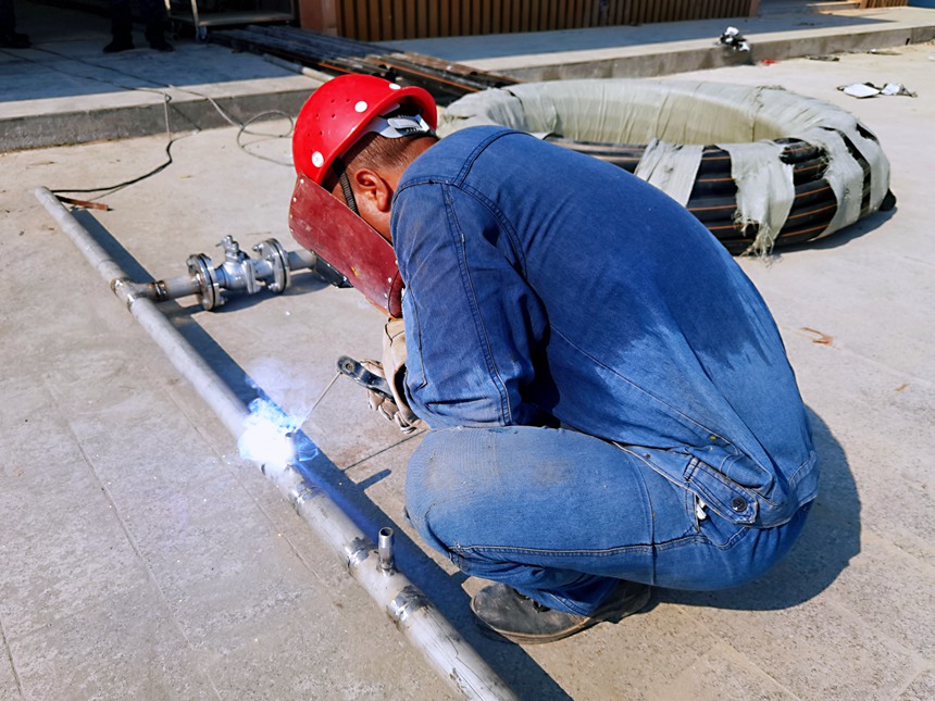 8月2日，重慶燃氣集團忠縣公司汪芝貴班組在濱江夜市商業工程焊接灶前管。重慶燃氣集團供圖