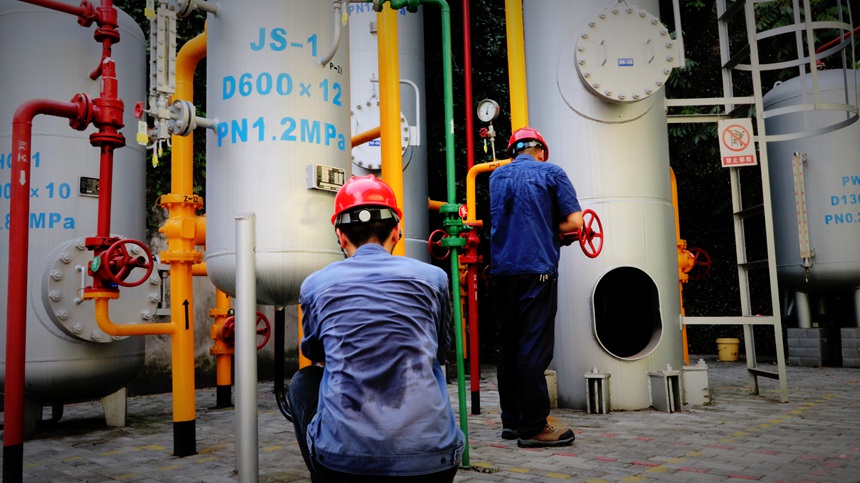 8月3日，重慶燃氣集團北碚分公司文星灣儲配站工作人員檢查設備。重慶燃氣集團供圖