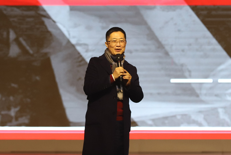 鄧鴻吉分享自己經歷。黃炎培中學供圖