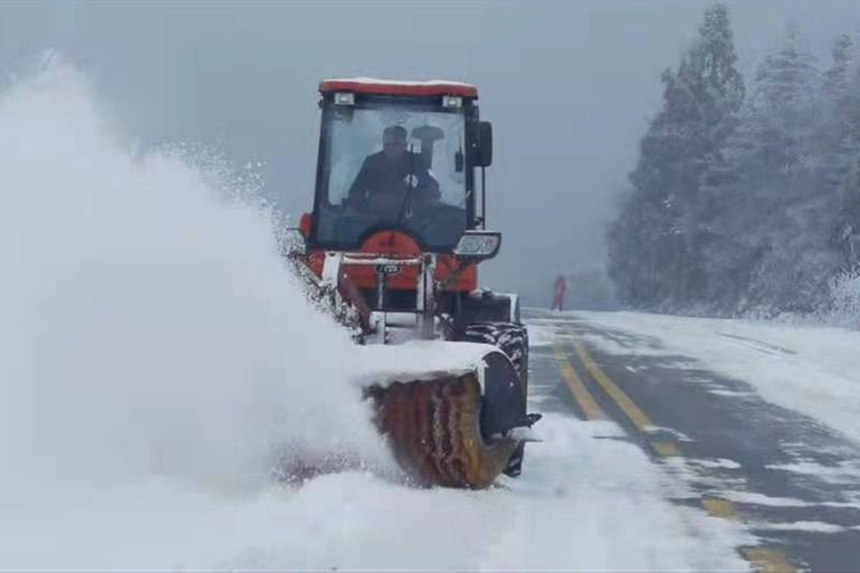 仙女山景區道路鏟雪現場。武隆景區供圖