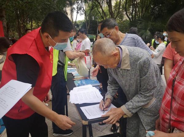 黨員志愿服務活動。江北區國資委供圖