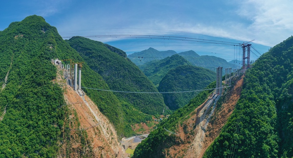 1.建設中的巫鎮高速公路東溪河特大橋(巫鎮公司供圖)