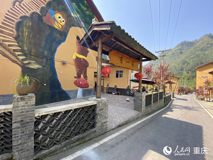 華溪村偏巖壩“美食一條街”。人民網 劉政寧攝
