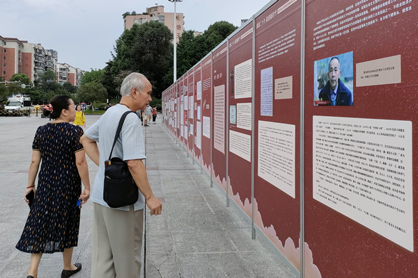 市民參觀展覽。林霞攝