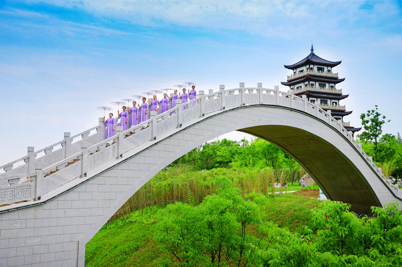 市民暢游三合湖濕地公園。黃亞輝攝