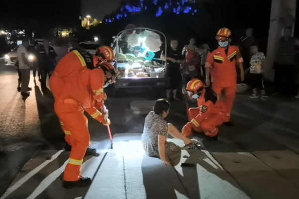 消防員撬動水泥板，幫助女子脫困。大足區消防救援支隊供圖