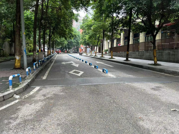 隔離樁安裝后，街面干凈整潔。觀音橋街道供圖