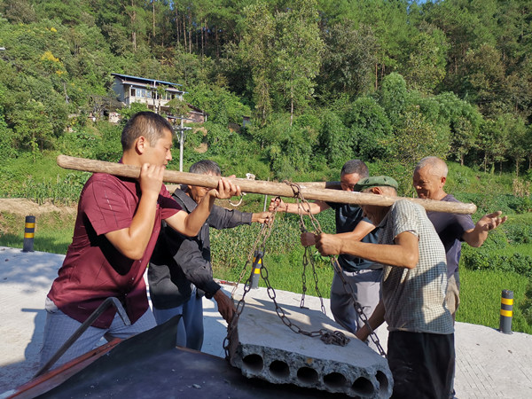 崔接友（左）和村民一起疏通堵塞涵洞。李鐵攝