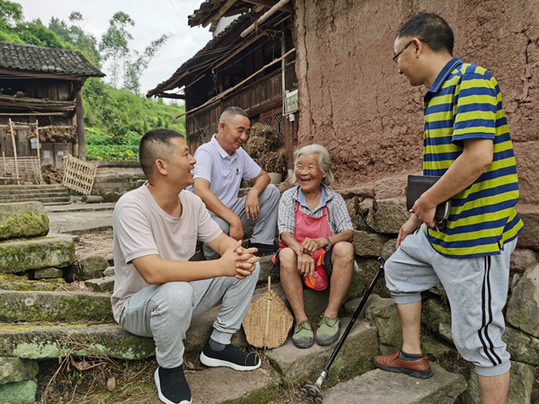 駐村工作隊和村干部入戶走訪。胡俐俠攝