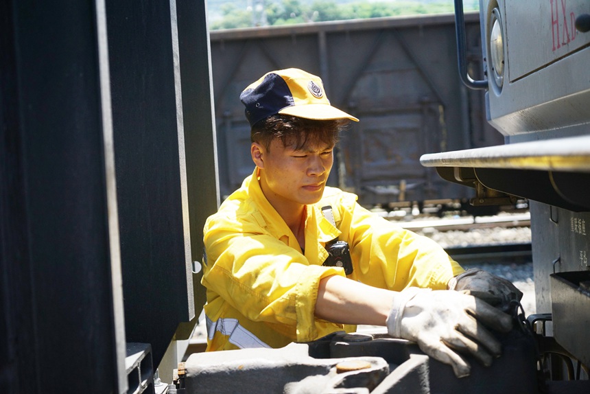 重慶西車輛段貨車檢車員正在摘解機車。江堯攝