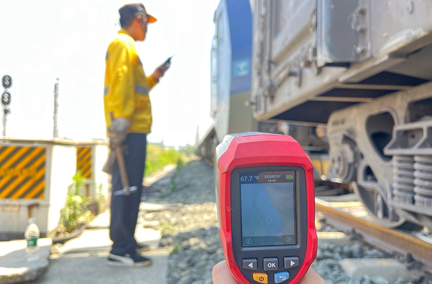 重慶西車輛段貨車檢車員在高溫下作業。江堯攝