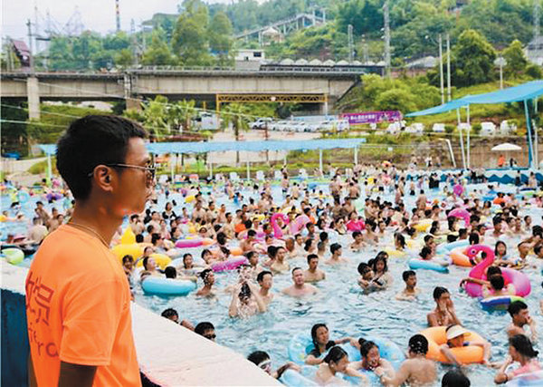 救生員目不轉睛地注視著在水中玩耍的人群。