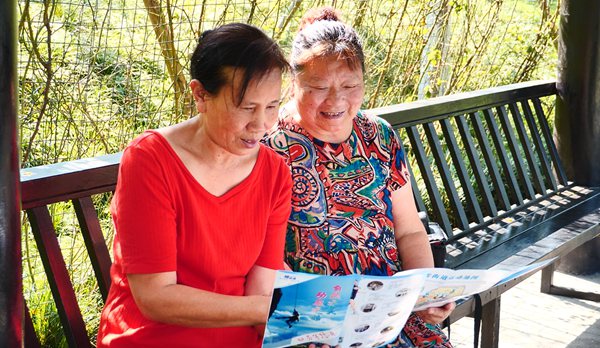 居民查看運動地圖。沙坪壩區委宣傳部供圖