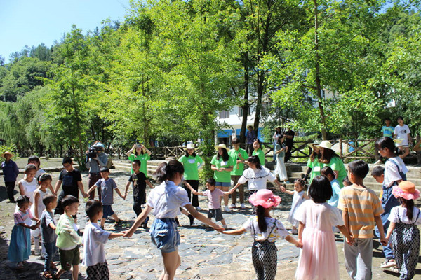 燭光教育關愛小分隊在河魚鄉開展“農耕文化”社會實踐課程實踐。城口縣委宣傳部供圖