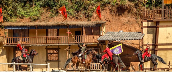 演出現場?；顒又鬓k方供圖