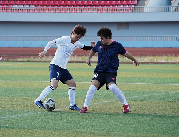 馬慶林（左）在激烈拼搶。石柱縣委宣傳部供圖