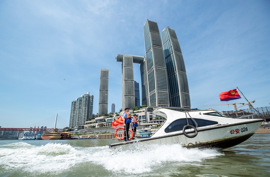 重慶市公安局水警總隊民警在烈日下對長江流域開展日常巡查。何超攝