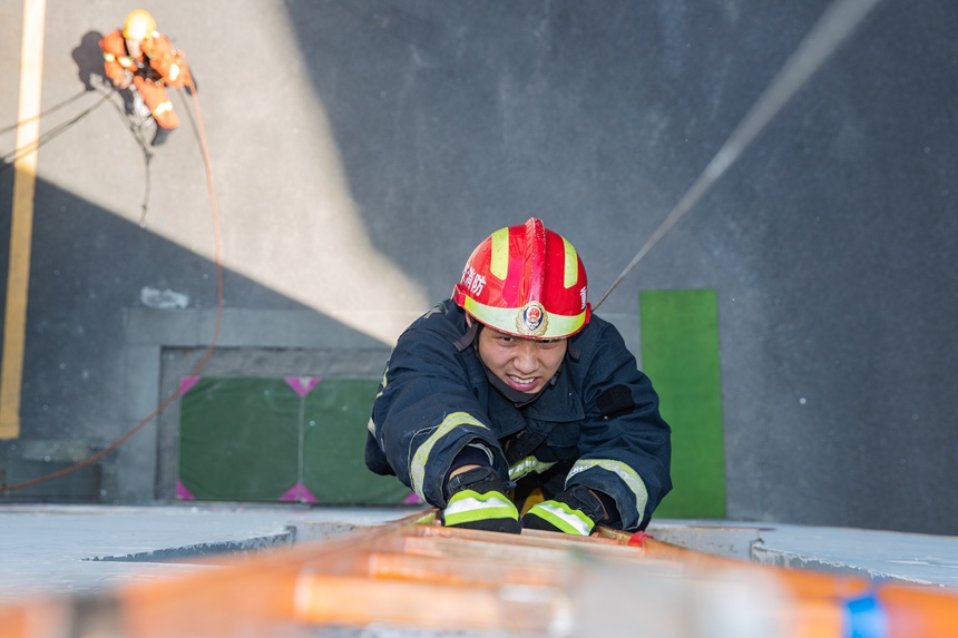 渝中區較場口消防救援站，消防隊員正在高溫下開展日常訓練。何超攝