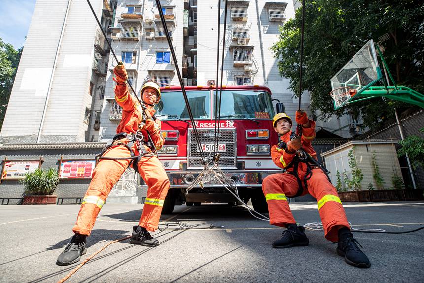 渝中區較場口消防救援站，消防隊員正在高溫下開展日常訓練。何超攝
