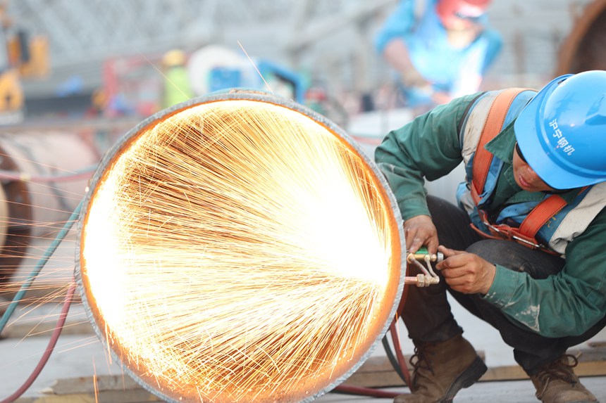 中建八局重慶江北國際機場T3B航站樓項目現場，鋼結構施工作業人員正在進行切割作業。于雷攝