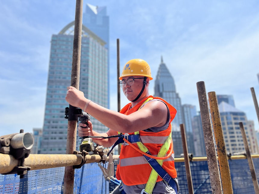 時尚文化城項目工人正在作業面頂著烈日作業。中建八局供圖