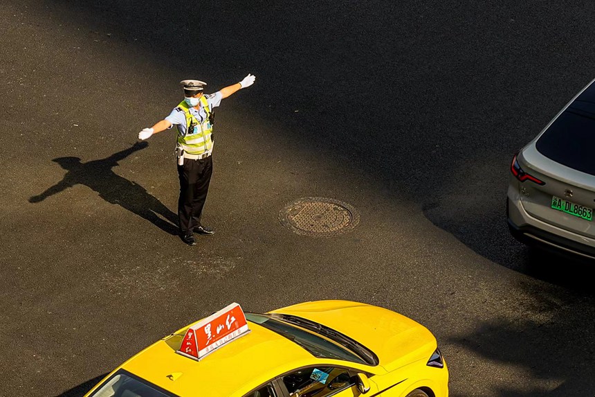 民警在重慶解放碑街頭指揮交通。渝中區公安分局供圖