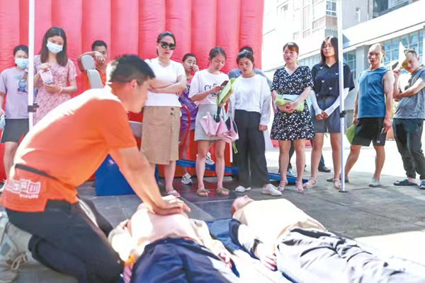 為企業員工演示講解心肺復蘇術。華鎣市融媒體中心供圖