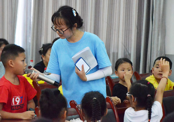 居民積極參與有獎競答環節。重慶財經學院訊供圖