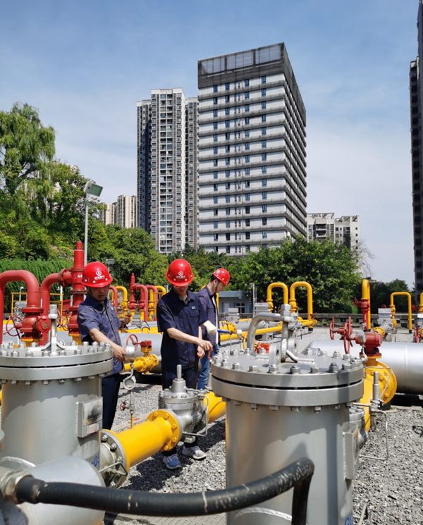 燃氣輸配工對設備進行維護和檢修。重慶燃氣集團供圖