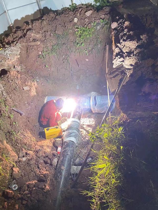 7月13日，地表溫度高達68度，經過24小時的不間斷作業，重慶燃氣集團輸配分公司完成童家橋至虎溪D426燃氣管線遷改作業，以支持沙坪壩區市政建設，保障天然氣管道安全平穩運行。重慶燃氣集團供圖