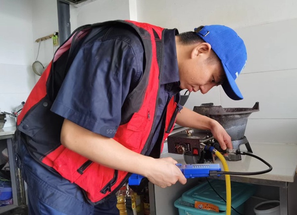 重慶燃氣集團沙坪壩分公司藍焰青年志愿者陳俊男在大學城開展“五進”燃氣安全宣傳和燃氣安全檢查。重慶燃氣集團供圖