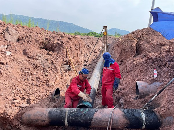 在三教工業園區管網改造現場，重慶燃氣永川公司工程施工人員正頂著烈日奮力拼搏，搶抓工期。重慶燃氣集團供圖