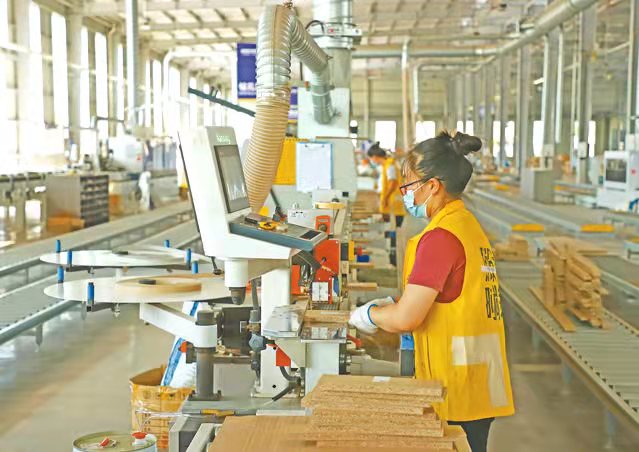 工人使用智能化設備趕制訂單。前鋒區融媒體中心供圖