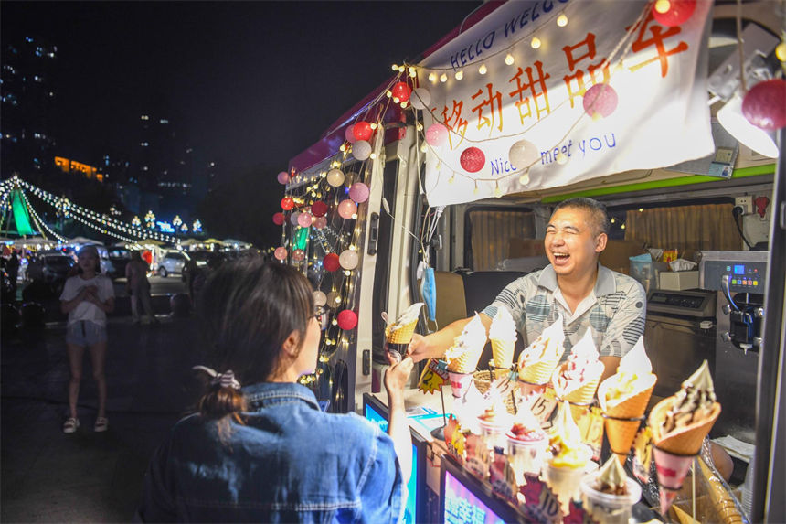 市民在“后備箱集市”購買冰激凌。郭旭攝