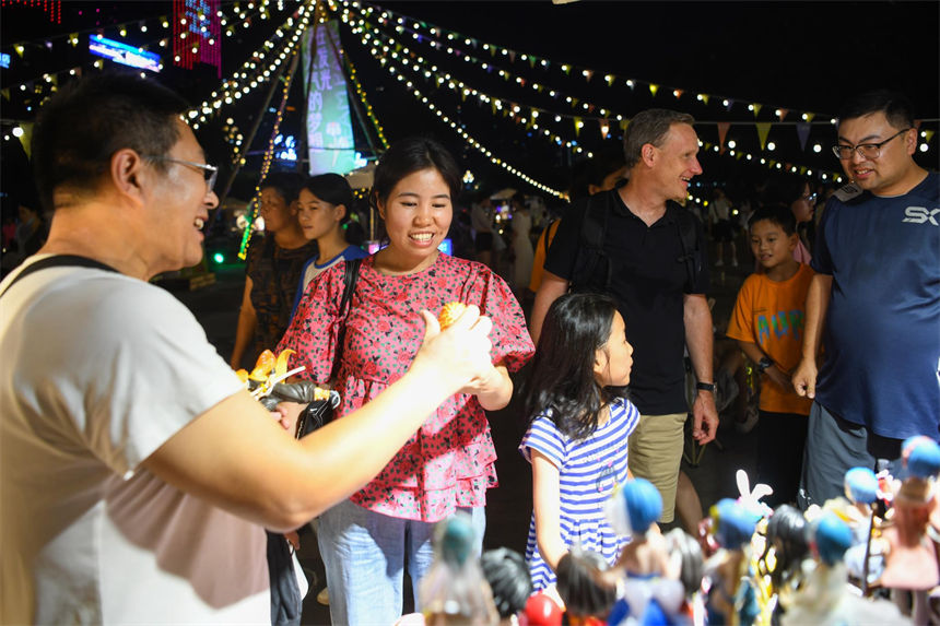 熱鬧的“后備箱集市”吸引市民、游客前來感受“煙火氣”。郭旭攝