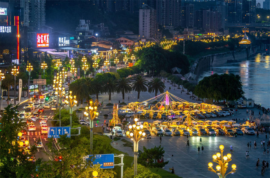 “后備箱集市”點亮南濱路夏日夜生活。郭旭攝