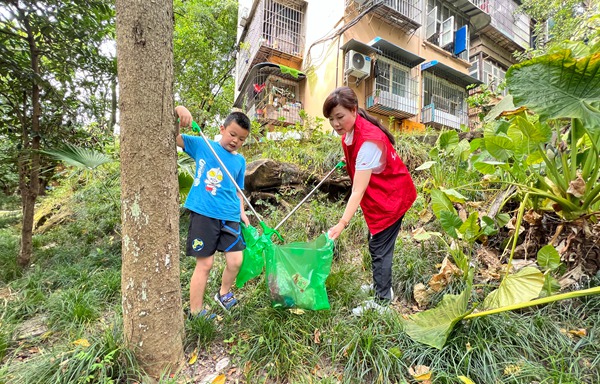 小朋友參加撿垃圾環保志愿活動。雙碑街道供圖