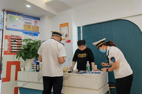 執法人員檢查公共場所。石柱縣衛生健康綜合行政執法支隊供圖