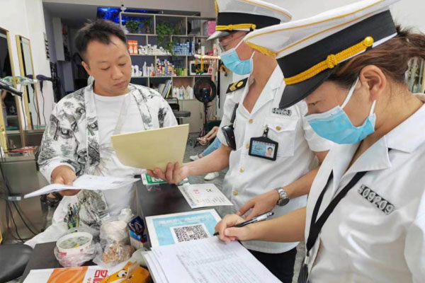 執法人員檢查公共場所。石柱縣衛生健康綜合行政執法支隊供圖