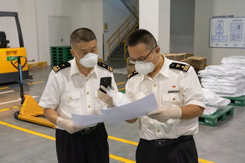 重慶海關所屬兩路寸灘海關關員到醫藥企業保障研發用物品通關。重慶海關供圖