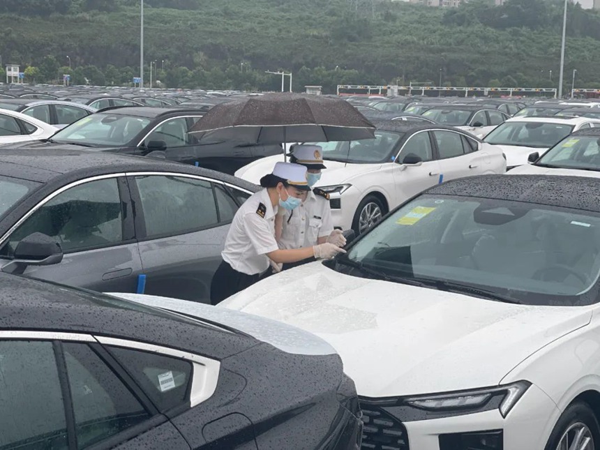 重慶海關所屬兩路寸灘海關關員做好汛期出貨保障。重慶海關供圖